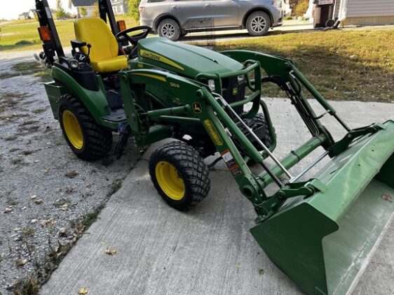2018 John Deere 2025R - Image 8