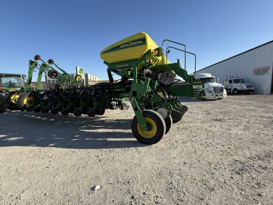 2015 John Deere 1775NT - Image 3