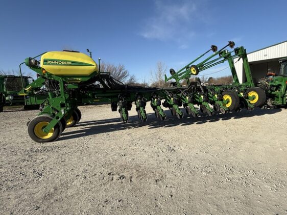 2015 John Deere 1775NT - Image 2