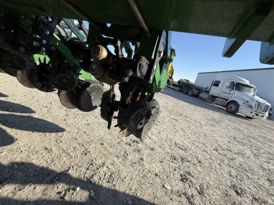 2015 John Deere 1775NT - Image 16