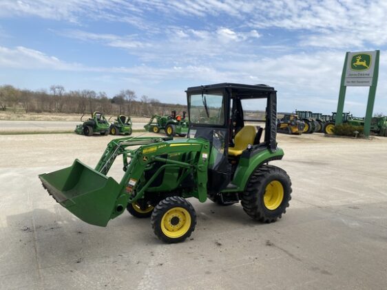 2017 John Deere 2038R - Image 2