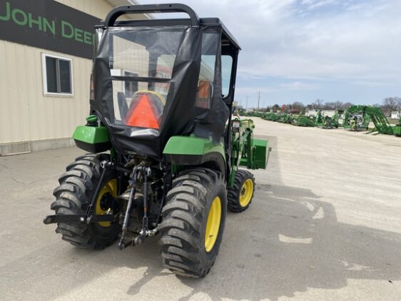 2017 John Deere 2038R - Image 4