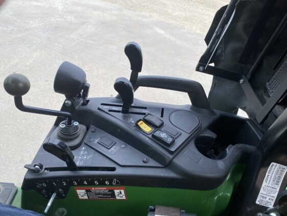 2017 John Deere 2038R - Image 5