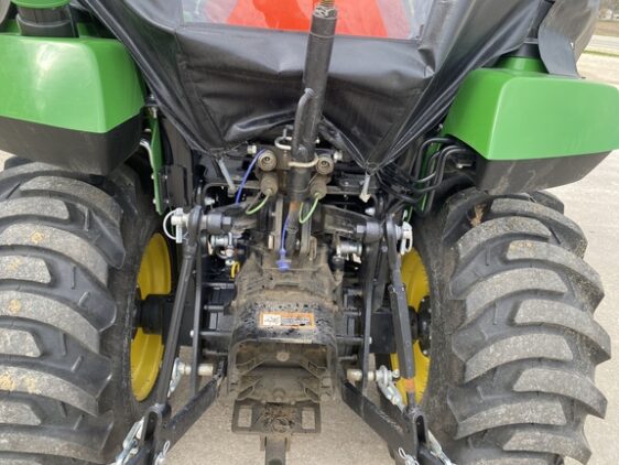 2017 John Deere 2038R - Image 6