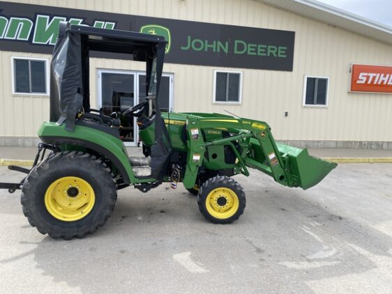 2017 John Deere 2038R - Image 7
