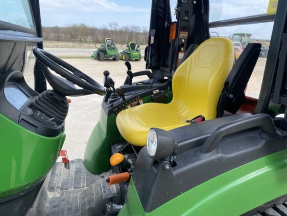 2017 John Deere 2038R - Image 11