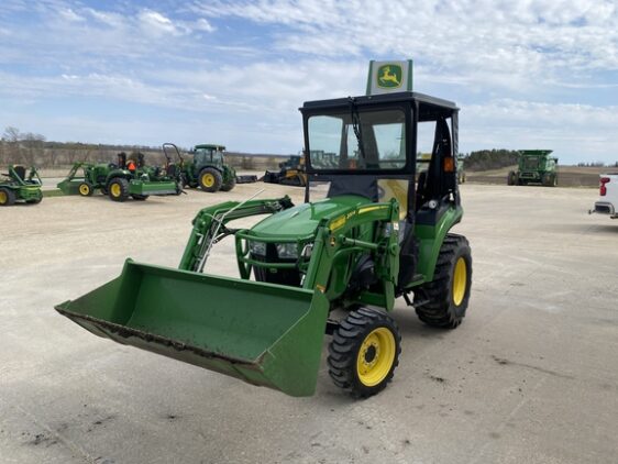 2017 John Deere 2038R - Image 12