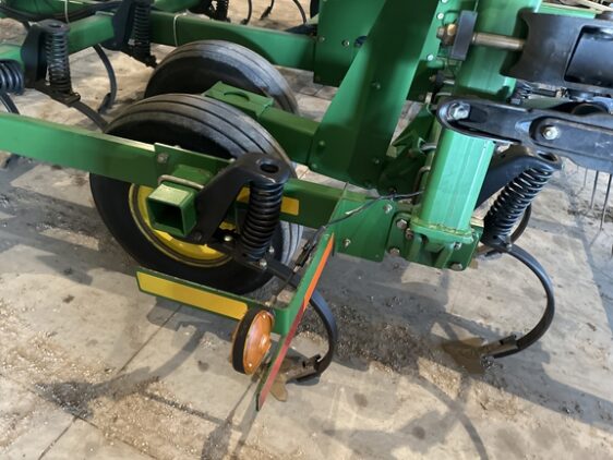 2004 John Deere 2210 - Image 13