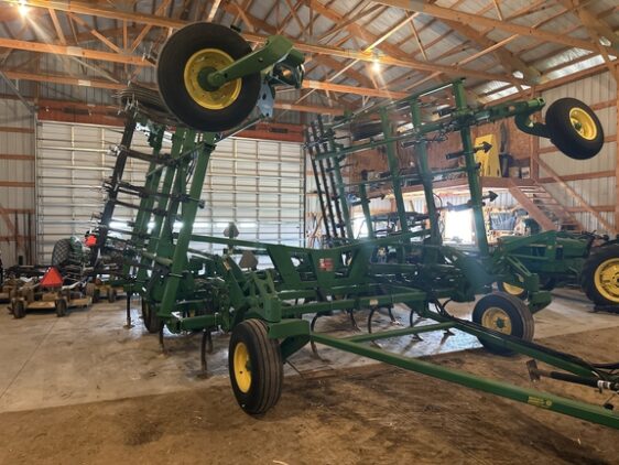 2004 John Deere 2210 - Image 5