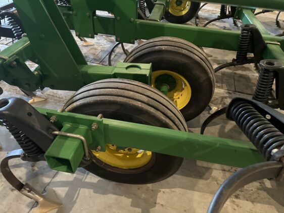 2004 John Deere 2210 - Image 14