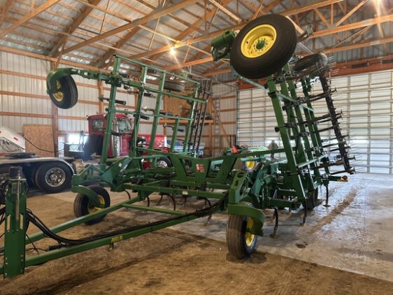 2004 John Deere 2210 - Image 3