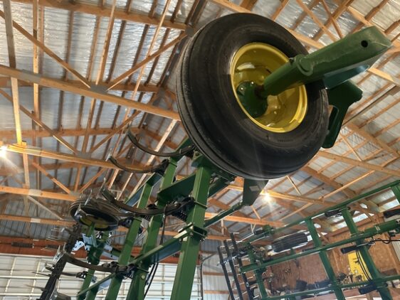 2004 John Deere 2210 - Image 16