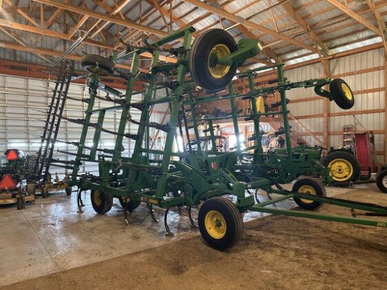 2004 John Deere 2210 - Image 2