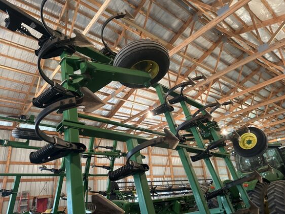 2004 John Deere 2210 - Image 17