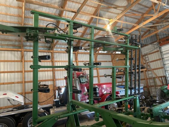2004 John Deere 2210 - Image 21