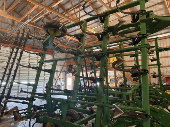 2004 John Deere 2210 - Image 24