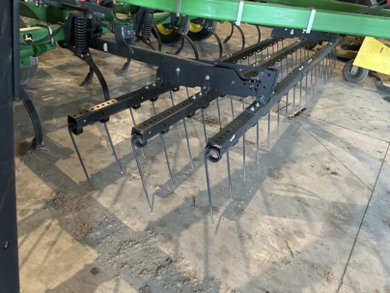 2004 John Deere 2210 - Image 25