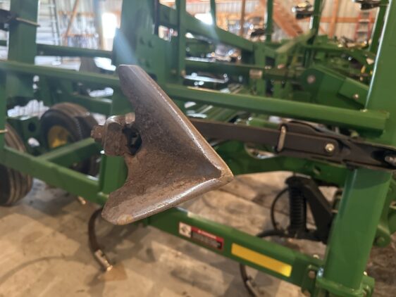 2004 John Deere 2210 - Image 28