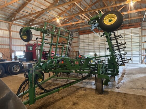 2004 John Deere 2210