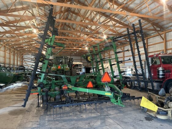 2004 John Deere 2210 - Image 30