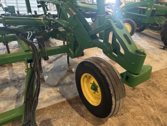 2004 John Deere 2210 - Image 31