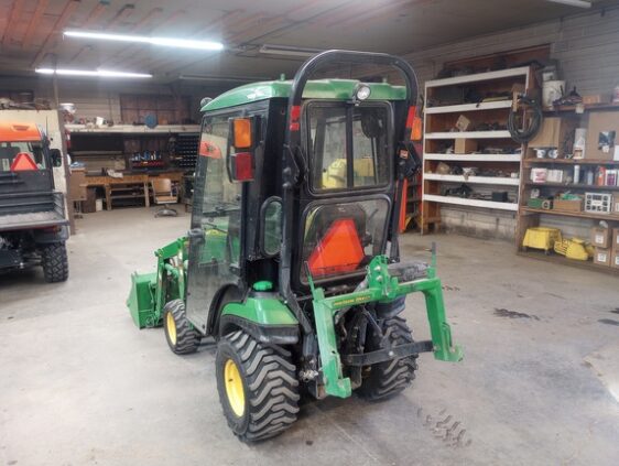 2015 John Deere 1025R - Image 3