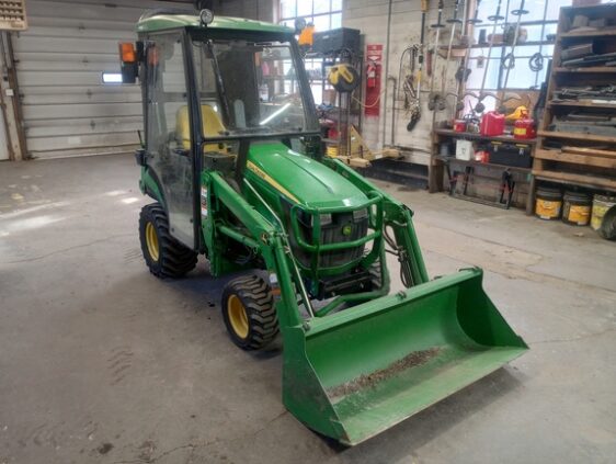 2015 John Deere 1025R - Image 8