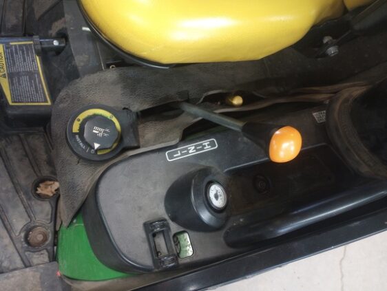 2015 John Deere 1025R - Image 25