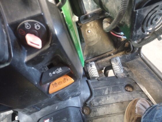 2015 John Deere 1025R - Image 29