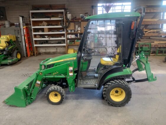 2015 John Deere 1025R - Image 2