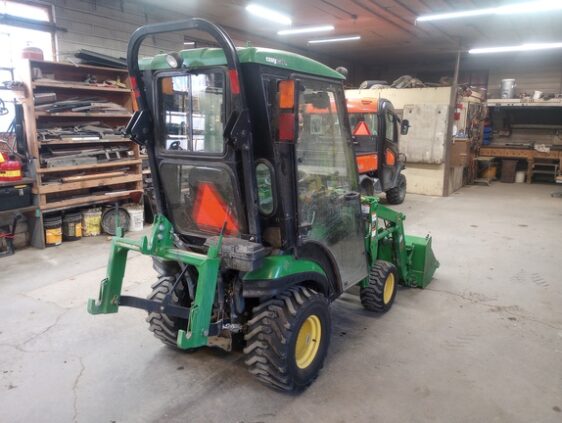 2015 John Deere 1025R - Image 6