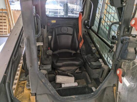 2018 John Deere 333G - Image 10