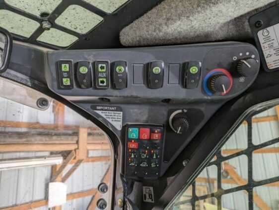 2018 John Deere 333G - Image 7
