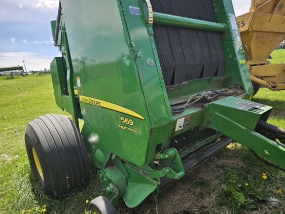 2016 John Deere 569 - Image 2