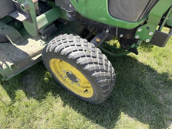 2017 John Deere 2032R - Image 9
