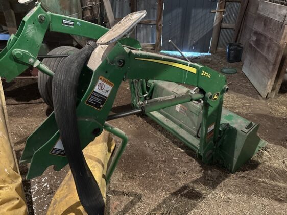 2017 John Deere 2032R - Image 15