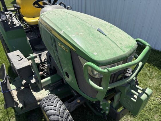 2017 John Deere 2032R - Image 3