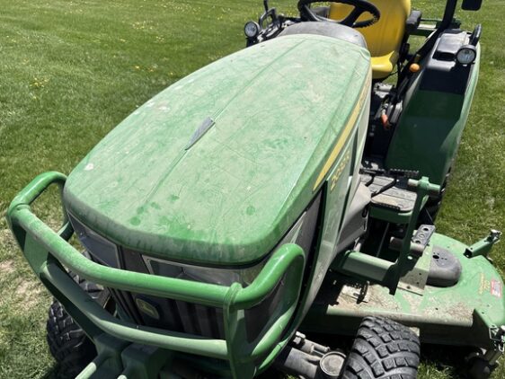 2017 John Deere 2032R - Image 4