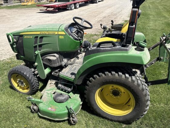 2017 John Deere 2032R - Image 5