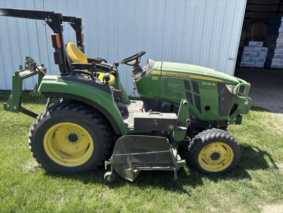 2017 John Deere 2032R - Image 6
