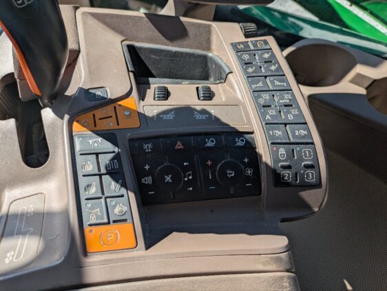 2019 John Deere R4038 - Image 44