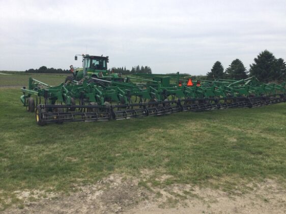 2011 John Deere 2210 - Image 2