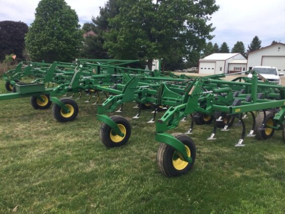 2011 John Deere 2210
