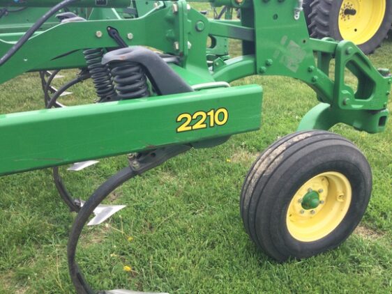 2011 John Deere 2210 - Image 5