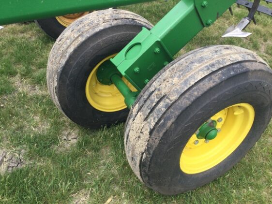 2011 John Deere 2210 - Image 9