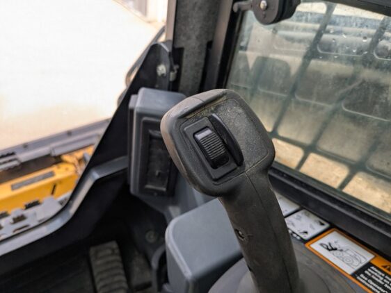 2022 John Deere 333G - Image 12
