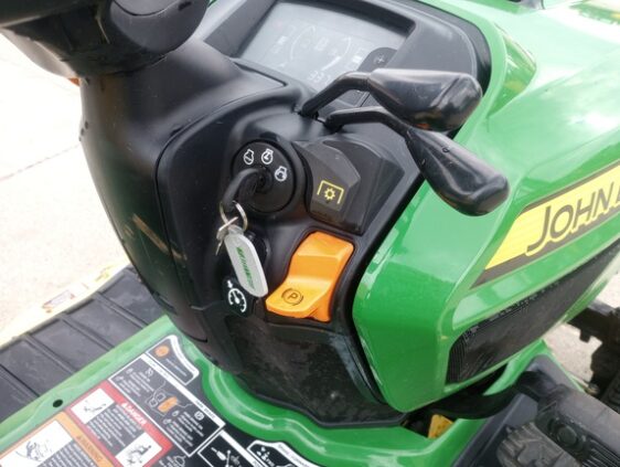 2018 John Deere X730 - Image 12