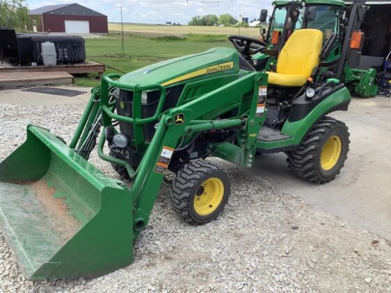 2013 John Deere 1025R - Image 5