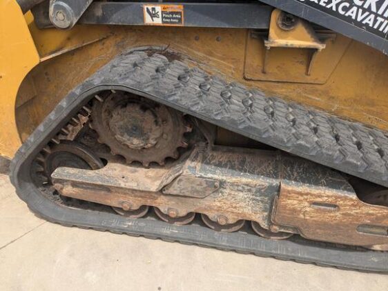 2019 John Deere 317G - Image 11