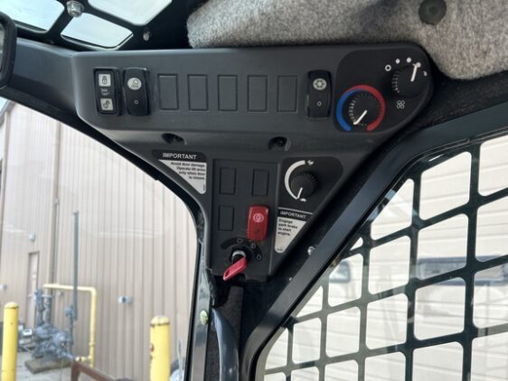 2018 John Deere 324G - Image 12